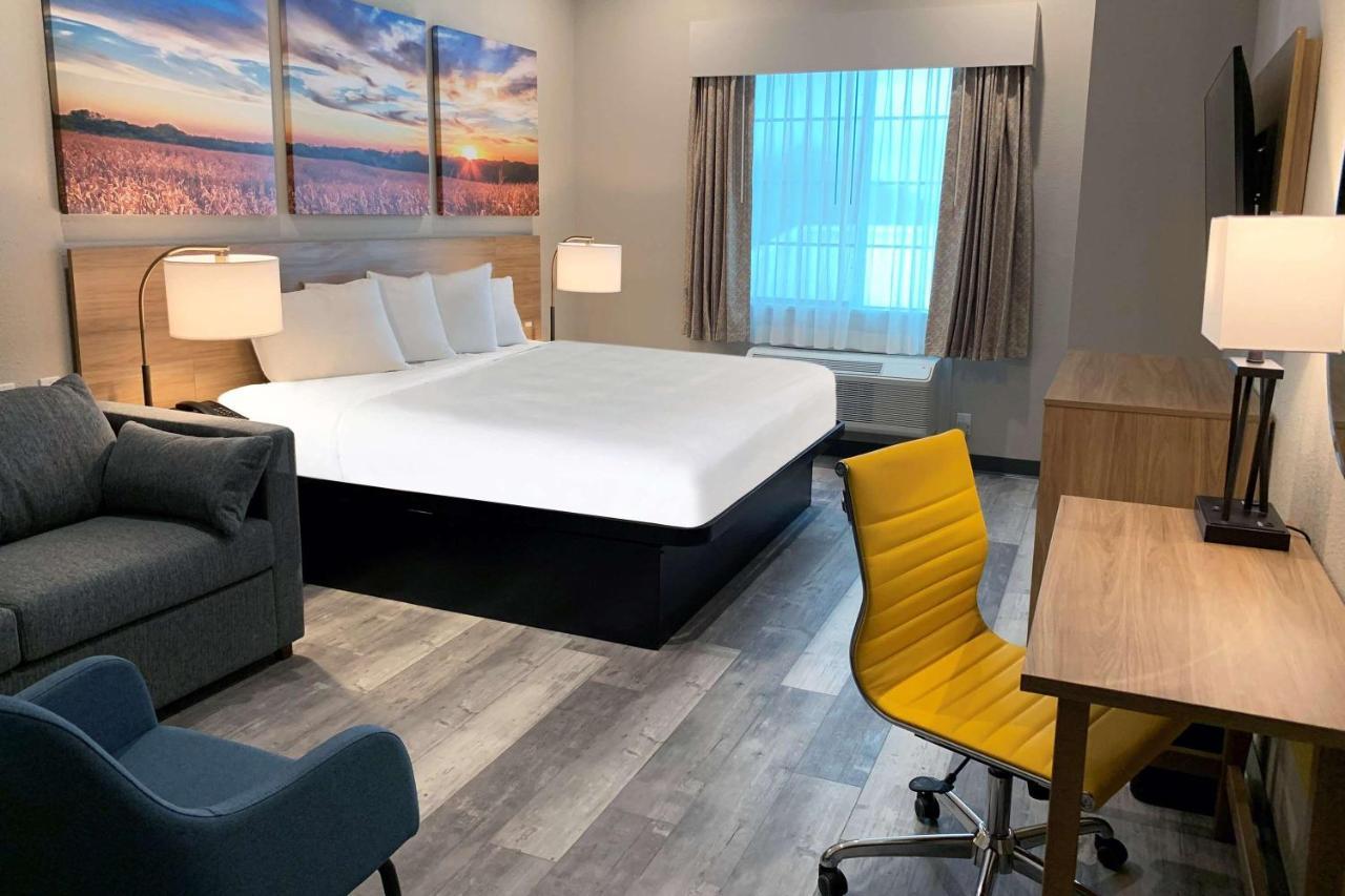 Days Inn & Suites By Wyndham Greater Томбол Екстер'єр фото